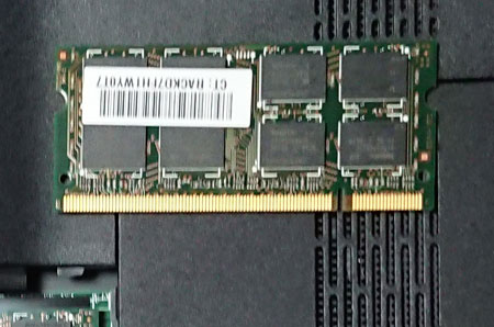 DDR2 のメモリを裏返した様子