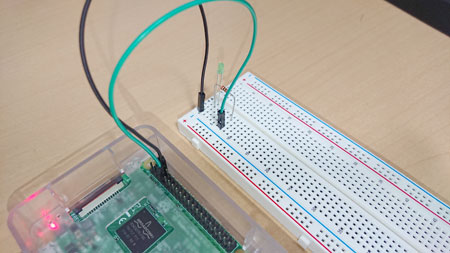 Raspberry Pi にジャンパコードとブレッドボードで LED を接続している様子