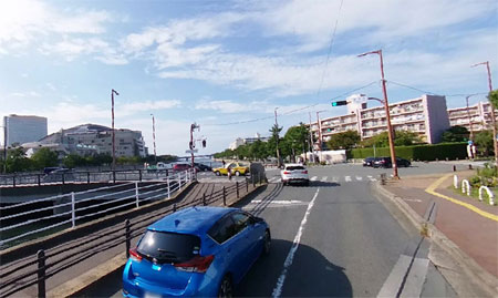 川沿いに歩き、交差点「福浜西」を西に