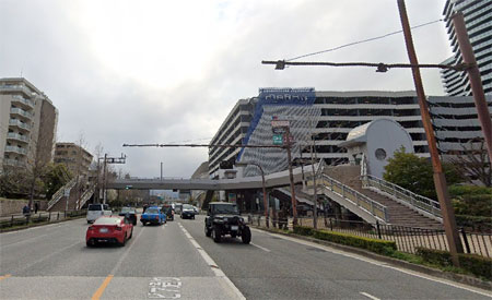 歩道橋を渡り、北へ